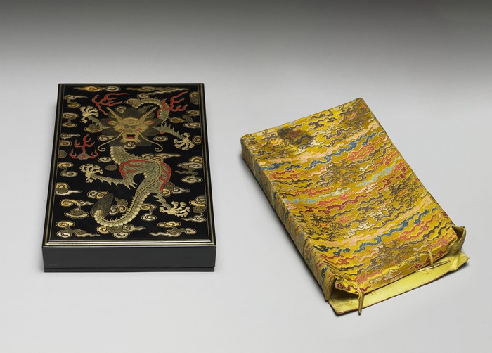 Black lacquer box with dragon / Damask sleeve with cloud and dragon pattern