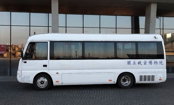 Xe bus đưa đón trong khu Cố cung